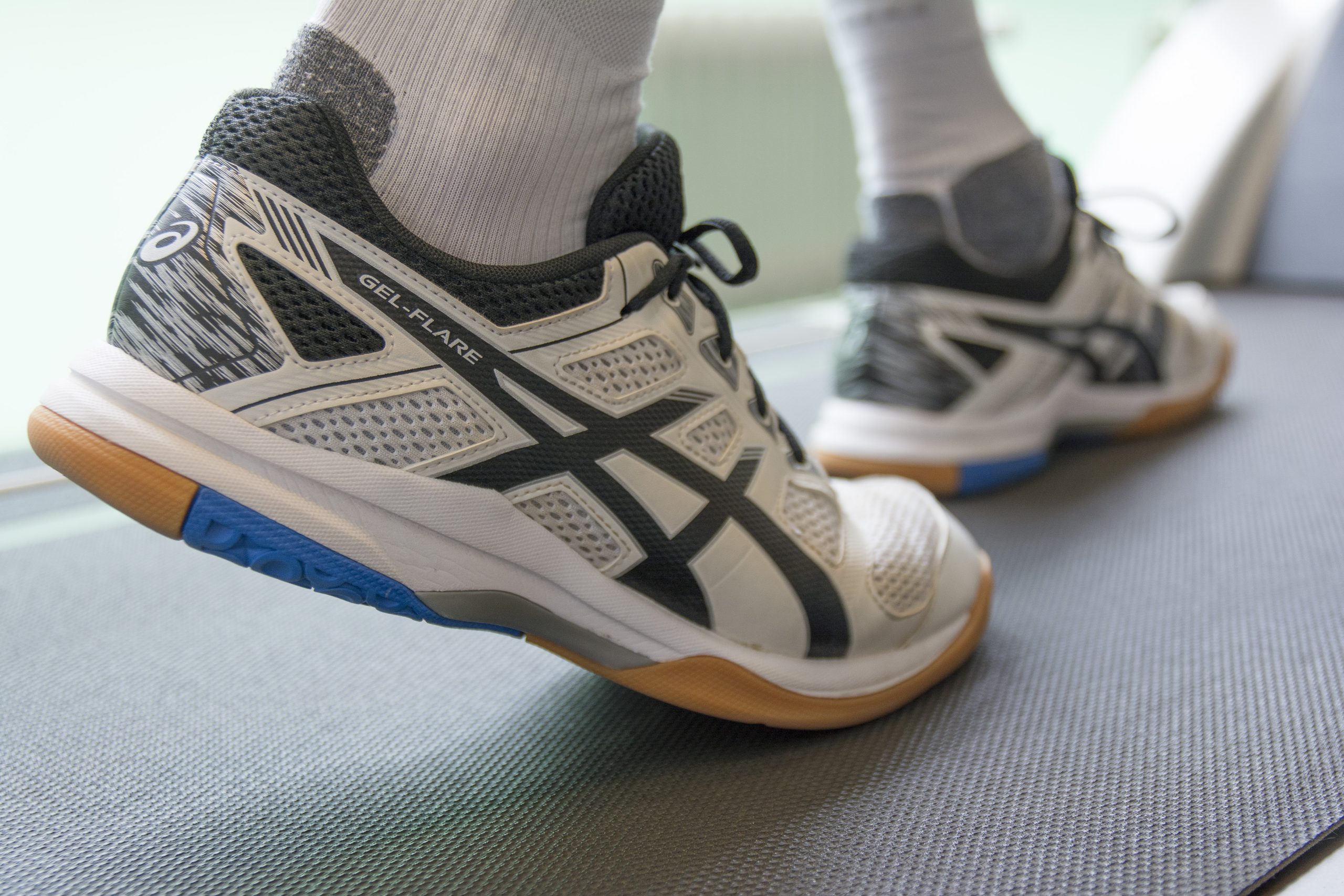 Patiënt staat op loopband voor training bij etalagebenen