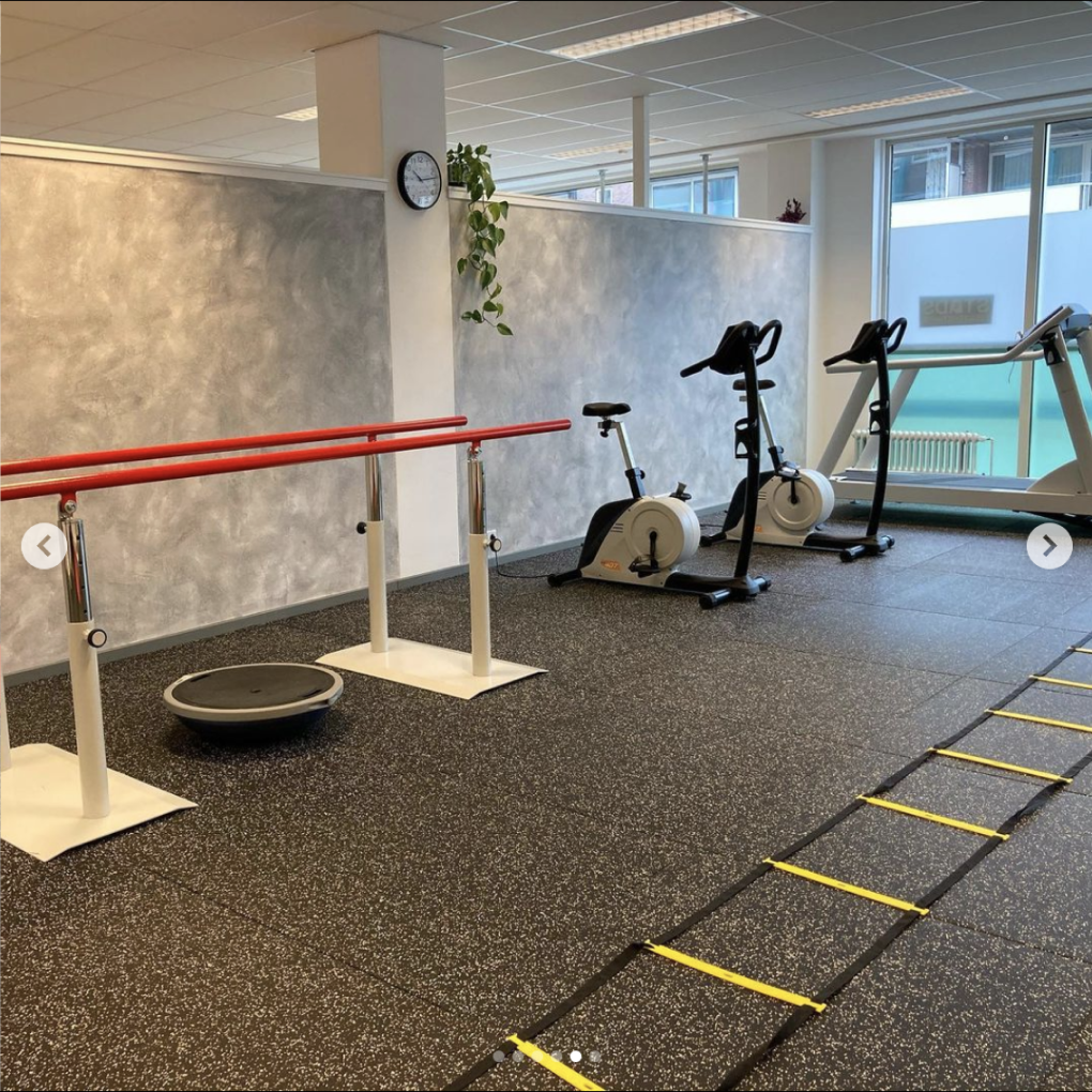 Oefenruimte met loopband, hometrainers en loopbrug bij STADS Fysiotherapie