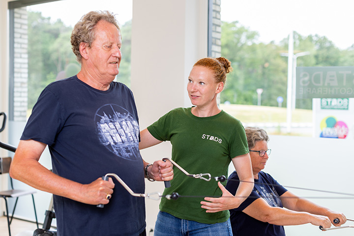 fysiotherapeut geeft instructies bij begeleid sporten STADS fysiotherapie